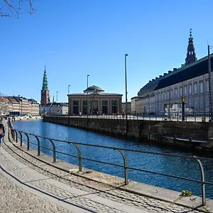 Sanders Merchant - Lovely Two-bedroom In Center Of Apartment